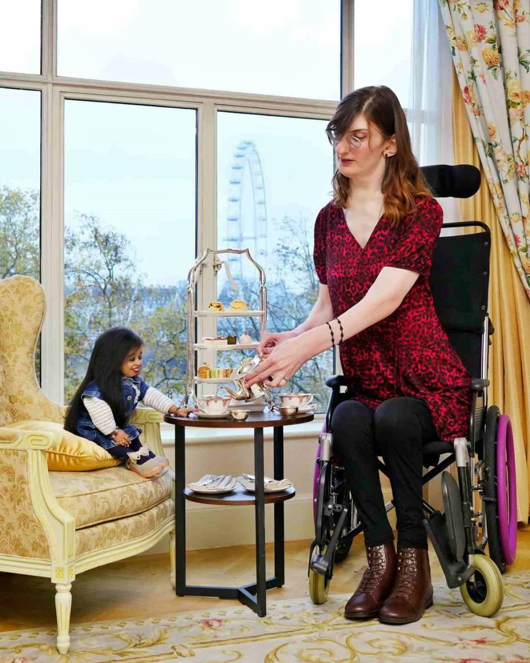 Dünyanın en uzun ve en kısa kadını bir araya geldi: Boyları şaşırttı! Buluşmada renkli görüntüler ortaya çıktı 8